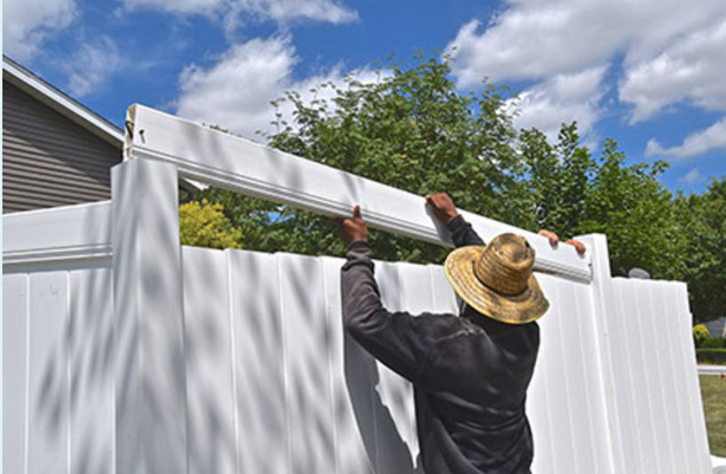 Right Vinyl Fence Contractor in St. Louis